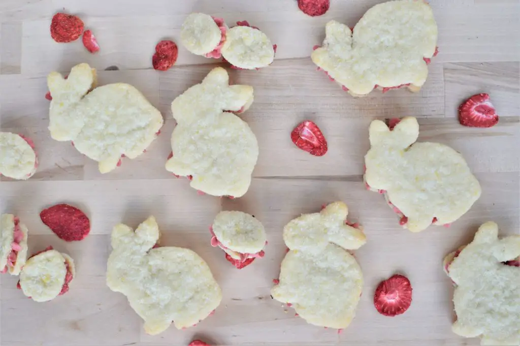 Lemon strawberry cream cookies